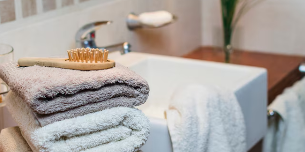 Guía para Elegir los Accesorios Perfectos para Baños de Hotel